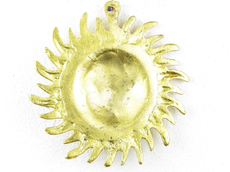 Kovové slunce na stěnu vykládané červenou drtí