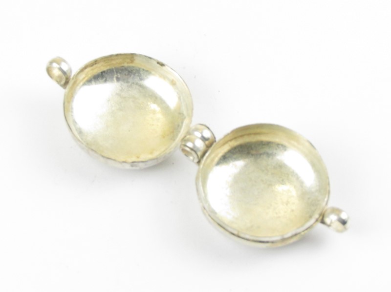 Škapulíř zdobený nekonečným uzlem 