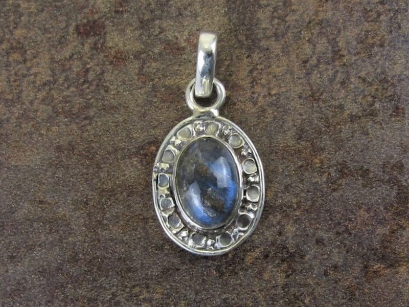 Přívěšek ze stříbra s labradoritem ovál