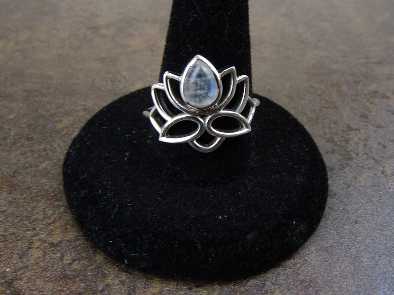 Prsten ze stříbra s měsíčním kamenem 57