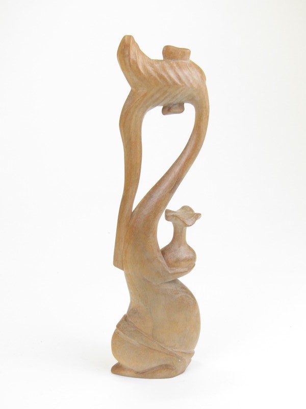 Socha ženy ze dřeva z Bali