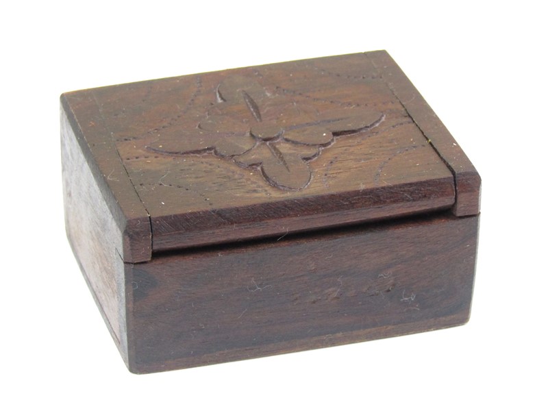 Krabička dřevěná z Indonésie s květinou