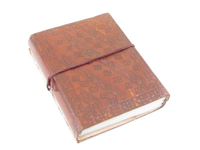 Zápisník z kůže a papíru se stromem v kruhu