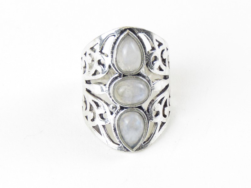 Prsten se třemi měsíčními kameny z Indie