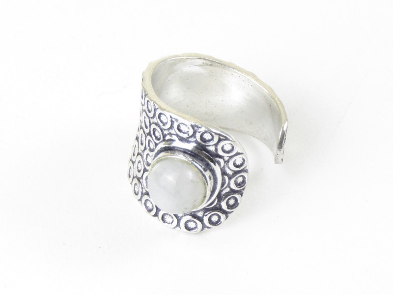 Otevřený kovový prsten s měsíčním kamenem