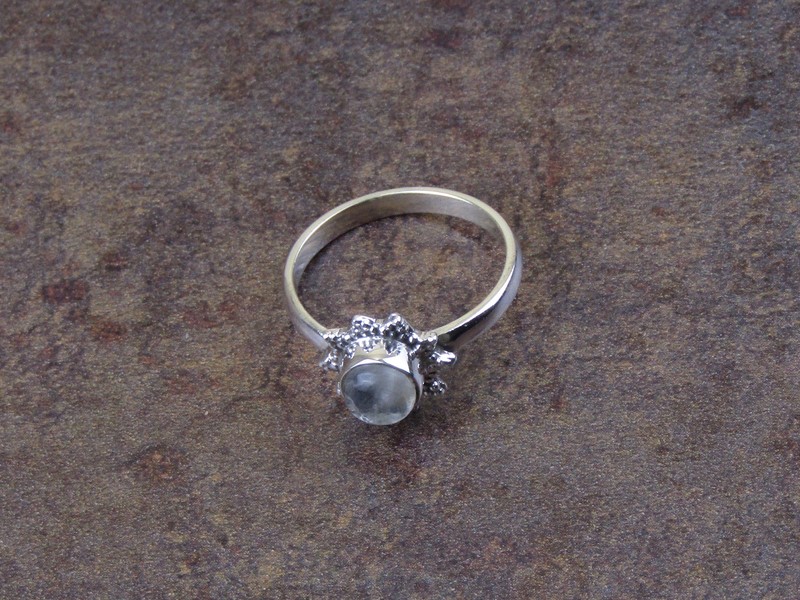 Prsten stříbrný s měsíčním kamenem kytička 55