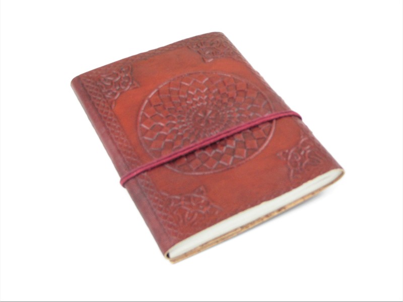  Zápisník z ručního papíru a kůže s Óm