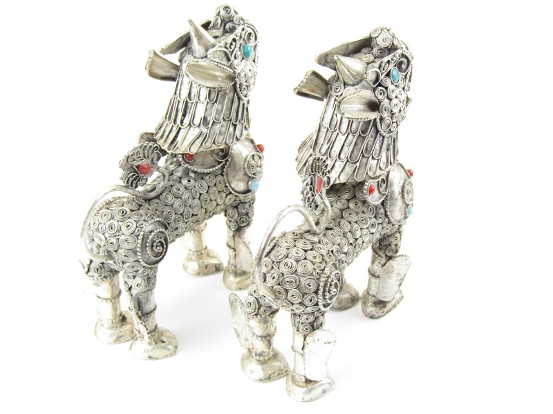 Chrámový lev a lvice z bílého kovu