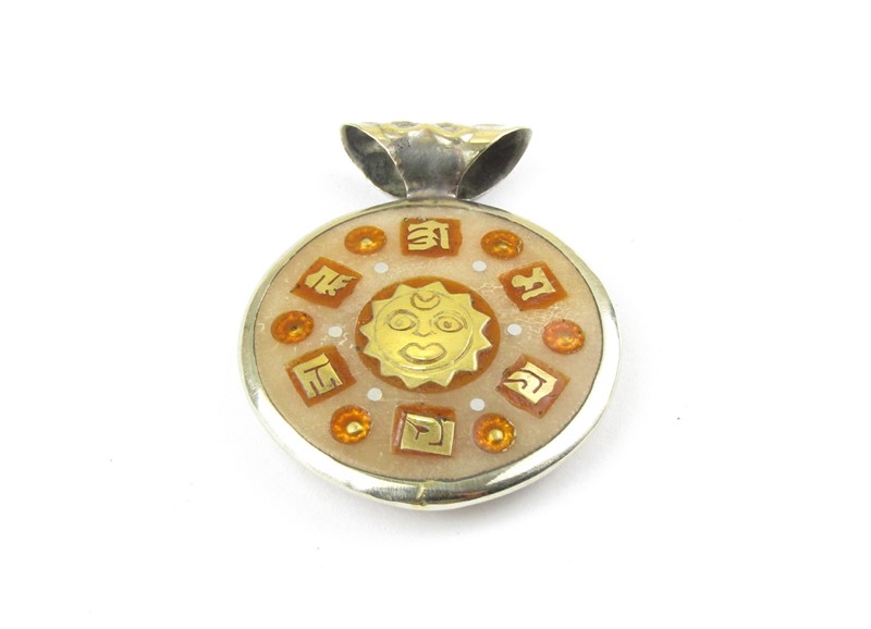 Buddhovy oči a slunce z kosti a kovu