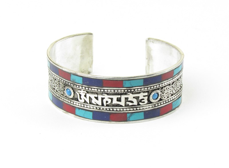 Náramek zdobený kameny a mantrou