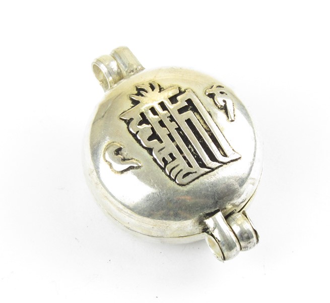 Škapulíř zdobený dorjetem a ÓM