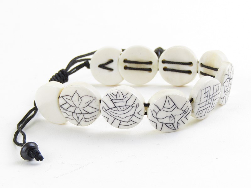 Náramek z Nepálu z bílé kosti a symboly