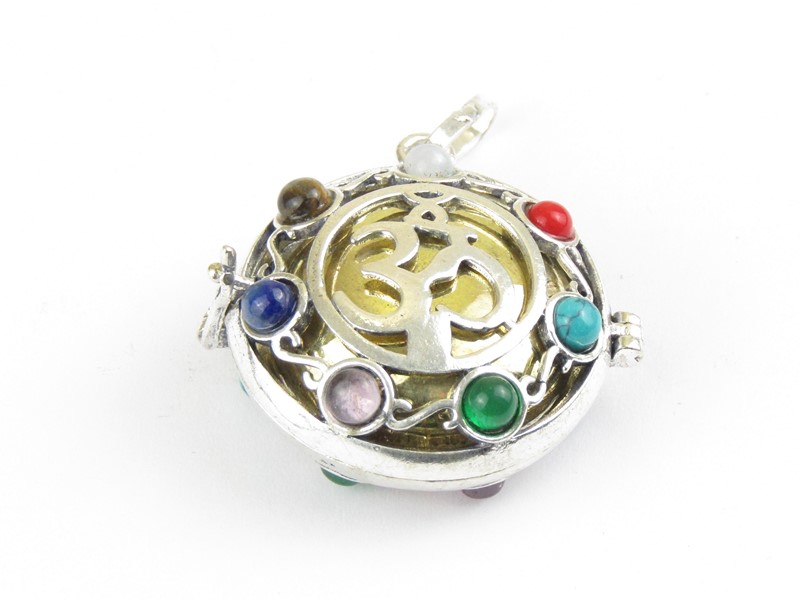 Přívěšek rolnička v květu s čakrovými kameny