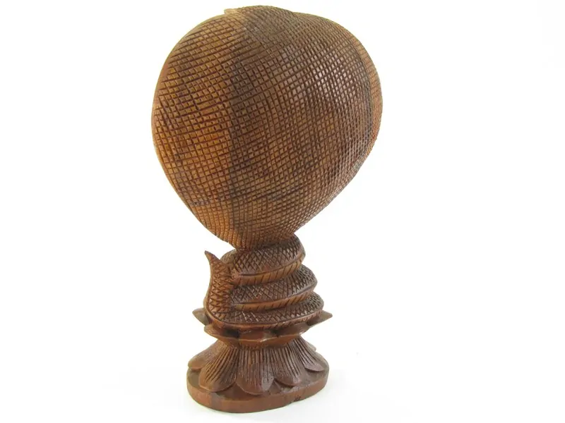 Dřevěná socha kobry na lotosu 30 cm