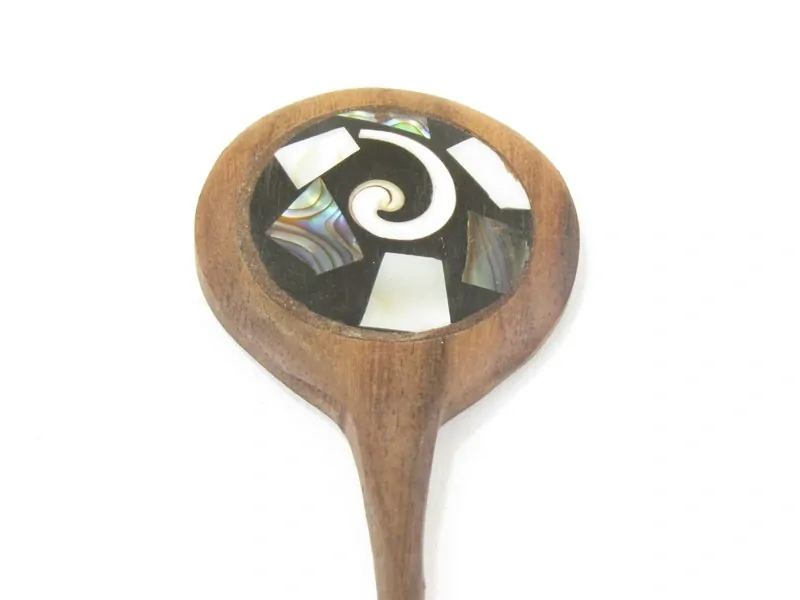 Dřevěná jehlice do vlasů s mušlovinou