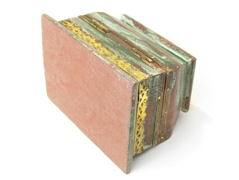 Netypická truhlička ze dřeva hnědá