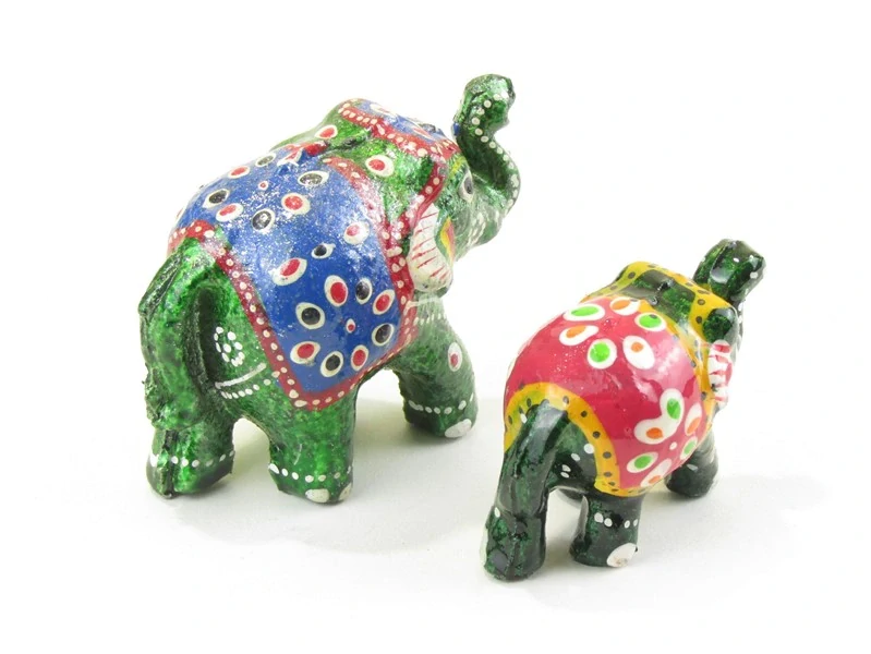 Dva sloni z pryskyřice z Indie zelení