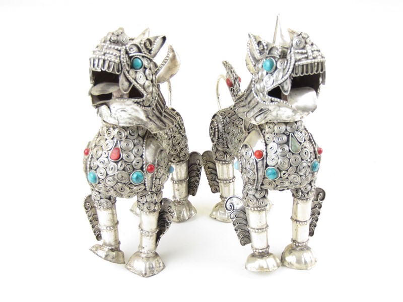 Chrámový lev a lvice z bílého kovu