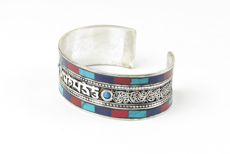 Náramek zdobený kameny a mantrou