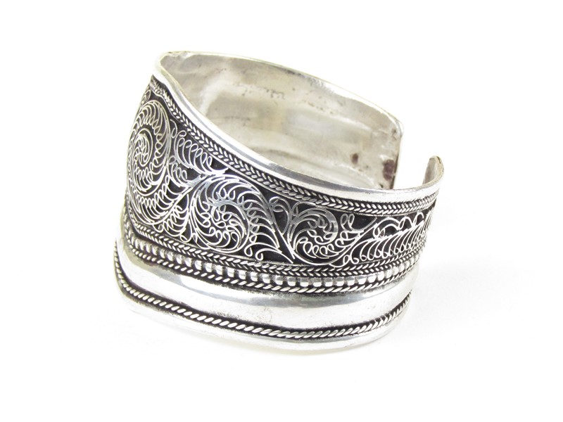 Nepálský náramek z kovu tepaný