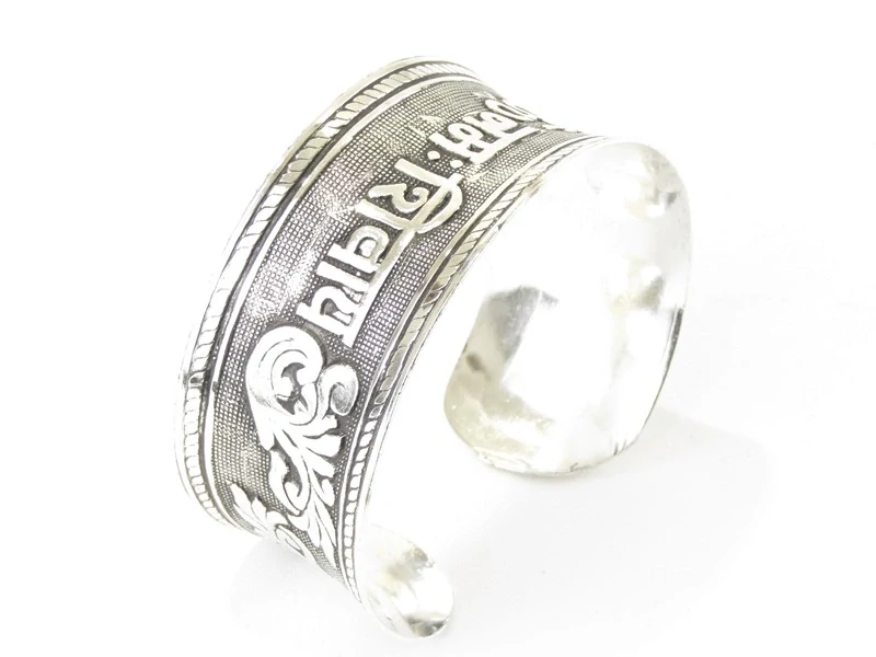 Náramek z bílého kovu s mantrou