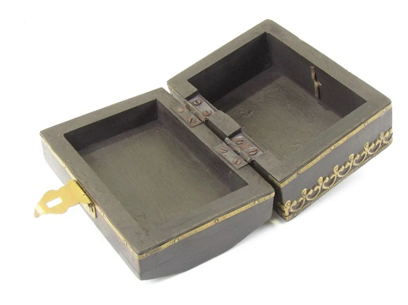 Indická truhlička ze dřeva s kováním