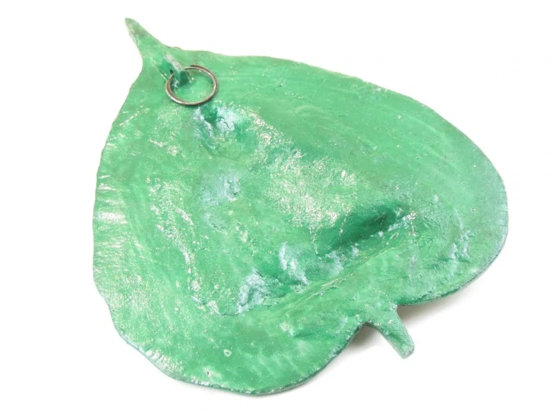 Buddha z kovu v listu 19 cm zelený