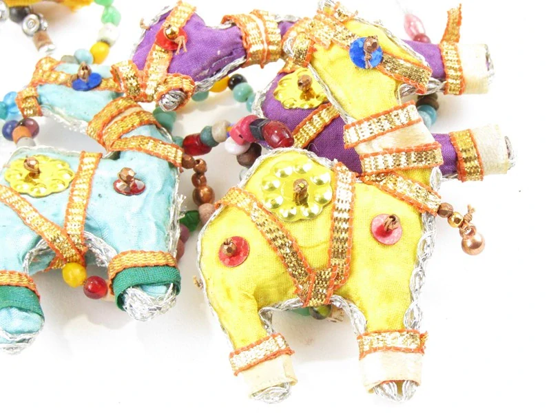 Pět velbloudů z látky z Indie na zavěšení