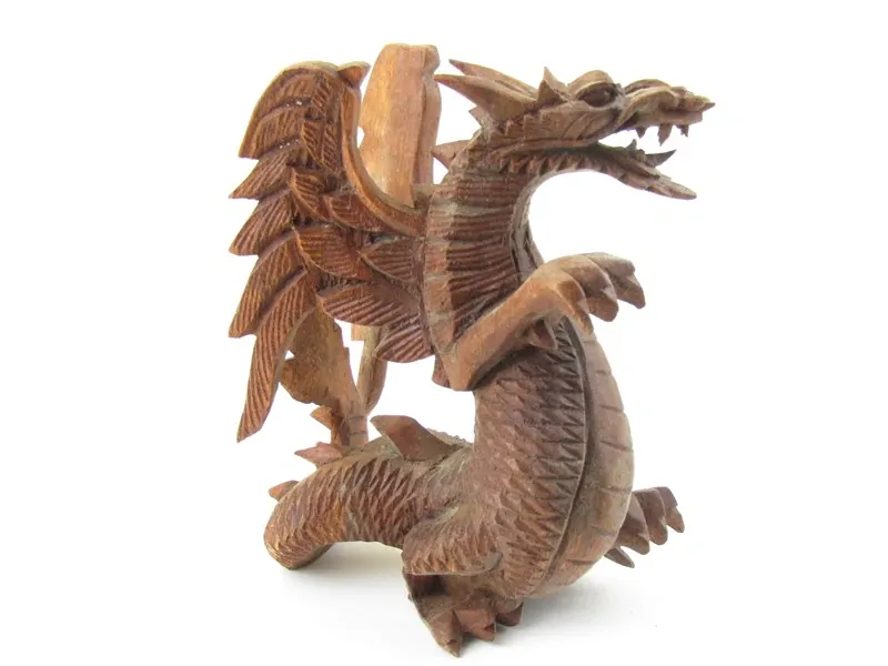 Dřevěný drak vyřezávaný s  křídly 18 cm