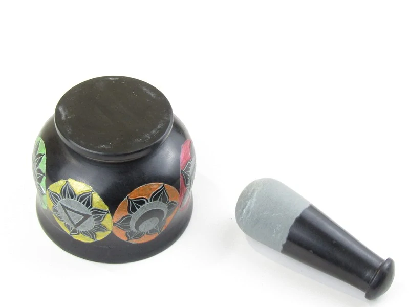 Hmoždíř z kamene mastku zdobený