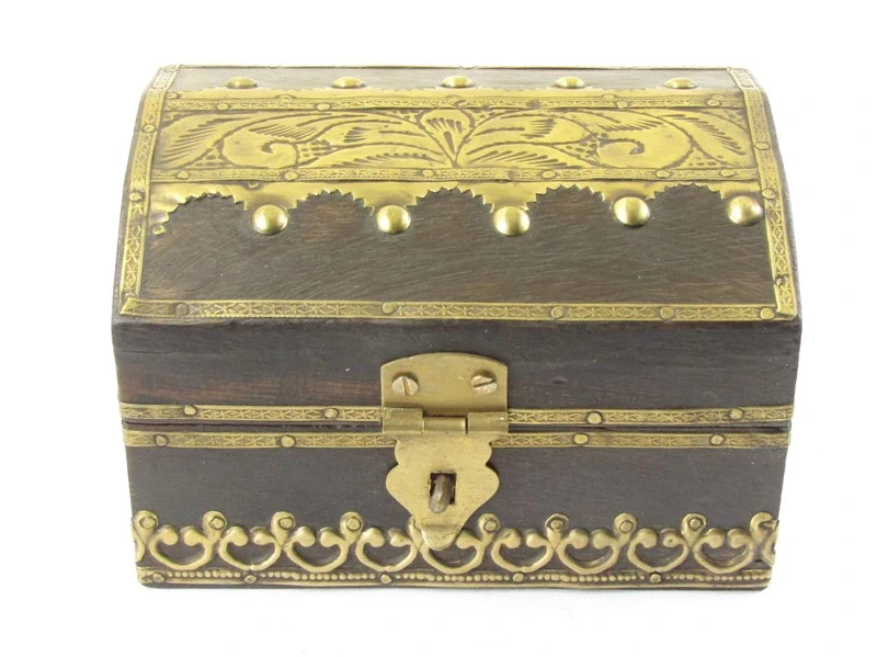 Indická truhlička ze dřeva s kováním