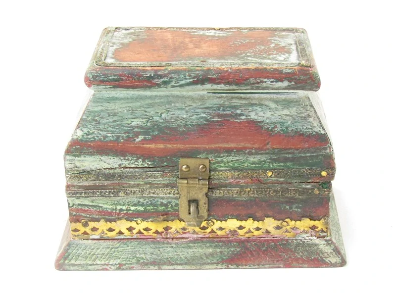 Netypická truhlička ze dřeva hnědá