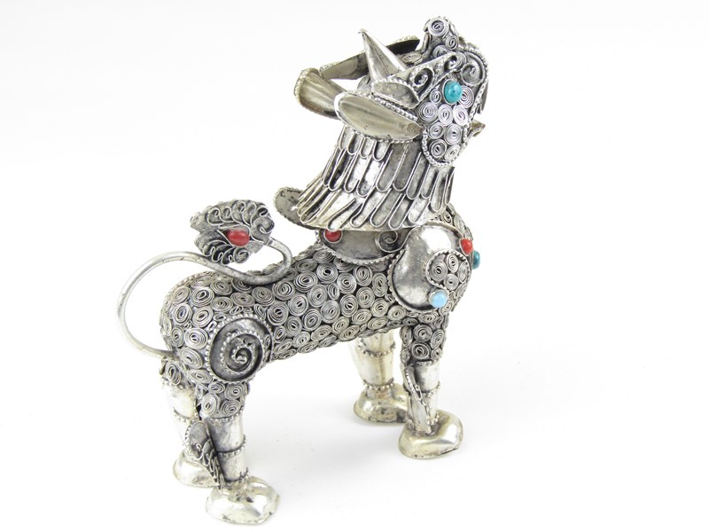 Chrámový lev a lvice z bílého kovu