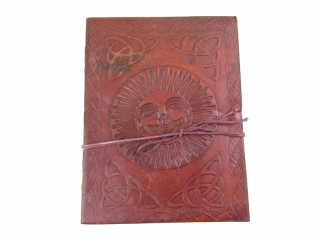 Zápisník z papíru a kůže se sluncem