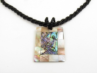 Korále z pauy a mušloviny obdélník