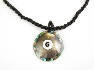 Korále z mušloviny a spirálou