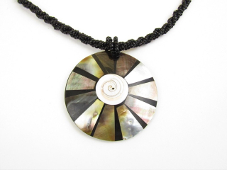 Korále s mušličkou a perleťovinou