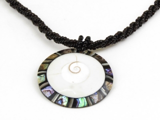 Korále z Indonésie z  mušloviny