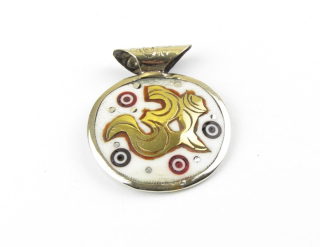 Přívěšek z kosti a kovu s ÓM