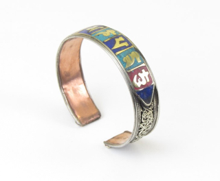 Nepálský náramek vykládaný mantrou