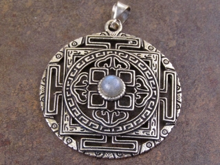 Přívěšek s kálačakrou z Indie