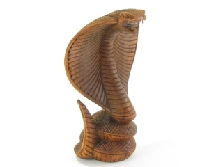 Dřevěná socha kobry 30 cm