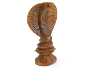 Dřevěná socha kobry na lotosu 30 cm