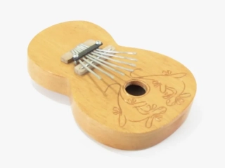 Karimba ze dřeva ve tvaru kytary
