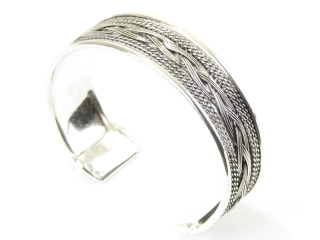 Náramek z bílého kovu tepaný