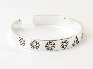Náramek z bílého kovu se symboly