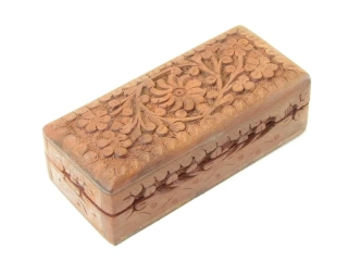 Dřevěná šperkovnice s řezbou 