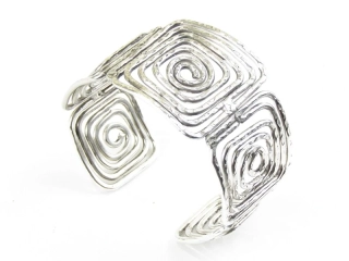 Náramek kovu se čtvercovýma spirálama