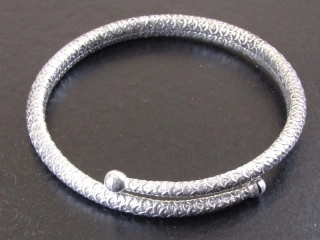 Náramek na paži zdobený tepáním