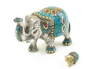 Větší a menší kovový slon z Indie